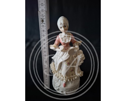 Vintage Porzellanfigur „Dame mit Tamburin“ aus den 1940er Jahren