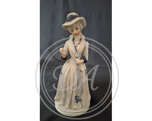Figurine "Lady in a Hat with an Umbrella"