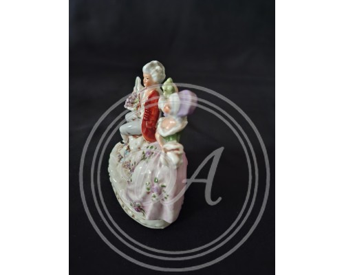 Deutsche Porzellanfigur „Weinlese“ aus der Mitte des 20. Jahrhunderts, im Stil des Rokoko des 18. Jahrhunderts gefertigt