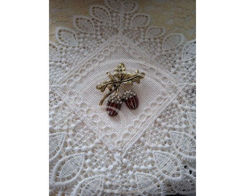 Vintage Brosche in Form eines Eichenblatts und Eicheln mit Emaille und Strasssteinen. Brosche "Eicheln", «Vintage Brosche mit Emaille» oder «brooch acorn»: