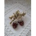 Vintage Brosche in Form eines Eichenblatts und Eicheln mit Emaille und Strasssteinen. Brosche "Eicheln", «Vintage Brosche mit Emaille» oder «brooch acorn»:
