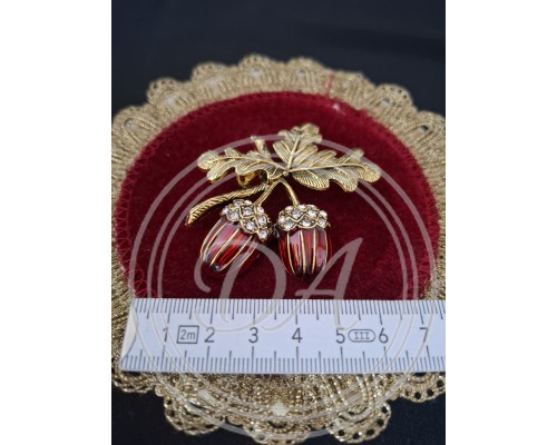 Vintage Brosche in Form eines Eichenblatts und Eicheln mit Emaille und Strasssteinen. Brosche "Eicheln", «Vintage Brosche mit Emaille» oder «brooch acorn»: