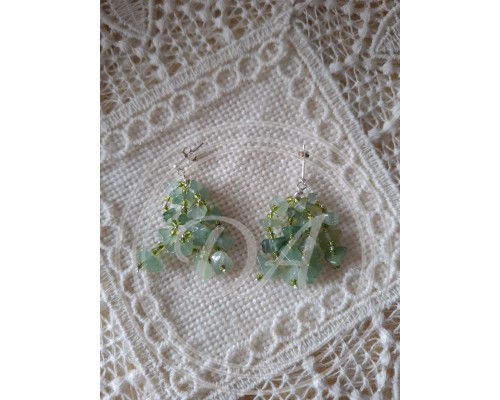 Kronleuchter-Ohrringe aus Jade und Perlen.