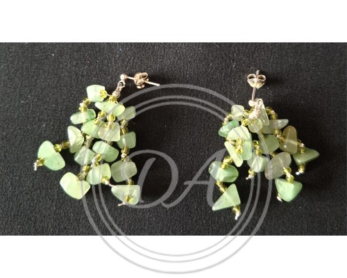 Kronleuchter-Ohrringe aus Jade und Perlen.