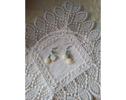 Ohrhaken mit grünen und cremefarbenen Glas- und Perlmuttperlen