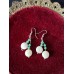 Ohrhaken mit grünen und cremefarbenen Glas- und Perlmuttperlen