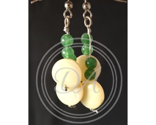 Ohrhaken mit grünen und cremefarbenen Glas- und Perlmuttperlen