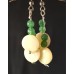Ohrhaken mit grünen und cremefarbenen Glas- und Perlmuttperlen