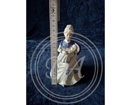 Porcelain figurine "Woman with Child", Germany