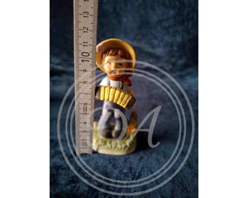 Porzellanfigur „Junge mit Akkordeon“ oder „Akkordeonist“