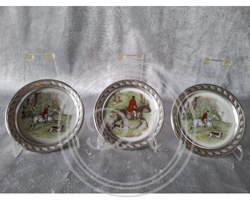 "Hunting" porcelain saucers in a pewter frame. Germany