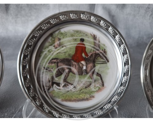 "Hunting" porcelain saucers in a pewter frame. Germany
