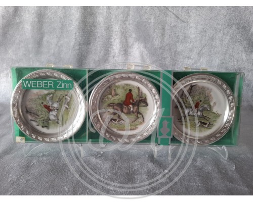 "Hunting" porcelain saucers in a pewter frame. Germany