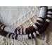 Vintage Choker-Halskette im ethnischen oder Stammesstil aus weißen und braunen Perlen