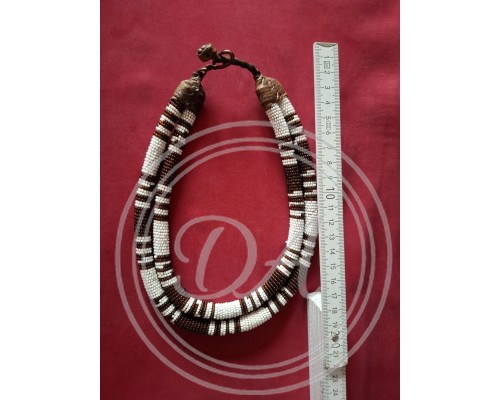 Vintage Choker-Halskette im ethnischen oder Stammesstil aus weißen und braunen Perlen