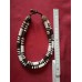 Vintage Choker-Halskette im ethnischen oder Stammesstil aus weißen und braunen Perlen