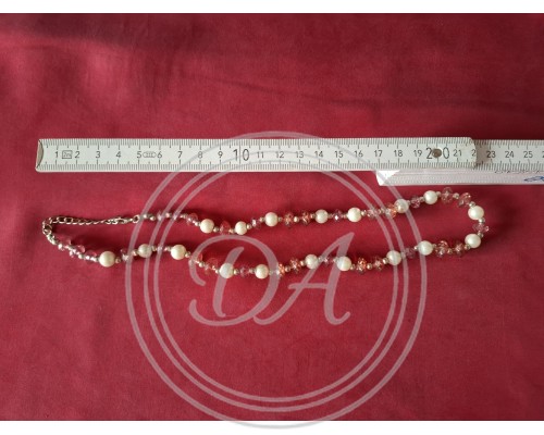 Vintage-Halskette aus Kunstperlen und rosa facettierten Glasperlen. Frankreich