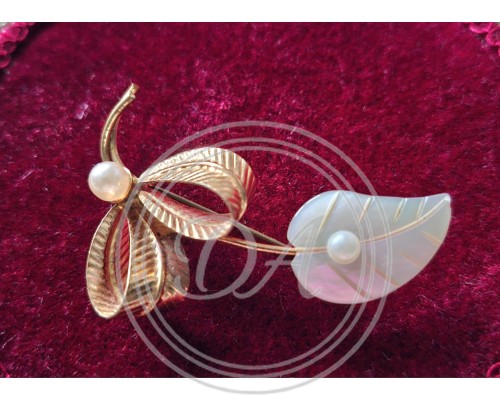 Vintage Brosche "Perlmuttblatt mit Perle"