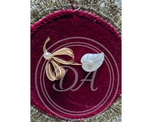 Vintage Brooch "Mother-of-Pearl Leaf with Pearl"
